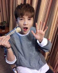 娱乐吃瓜酱刚满十八岁,十八岁青春绽放，揭秘娱乐圈新晋小花